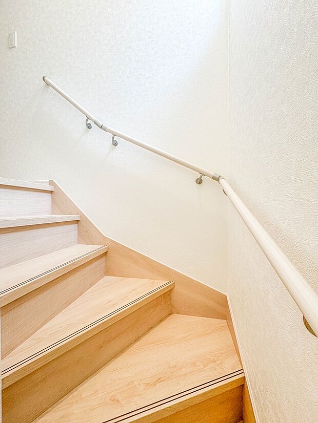 2号棟【手すり付階段】手すりがないと階段の昇り降りで危険なことはもちろん、壁に手をつきながら歩くことで壁紙が汚れやすくなります。すべての方に快適に昇り降りしていただくため、手すりを設置しまし…