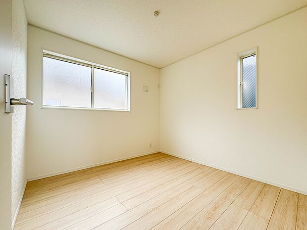 3号棟【子供部屋4.5帖】お子様のお部屋にぴったりなクロークを備えたフローリング仕様の洋室です。