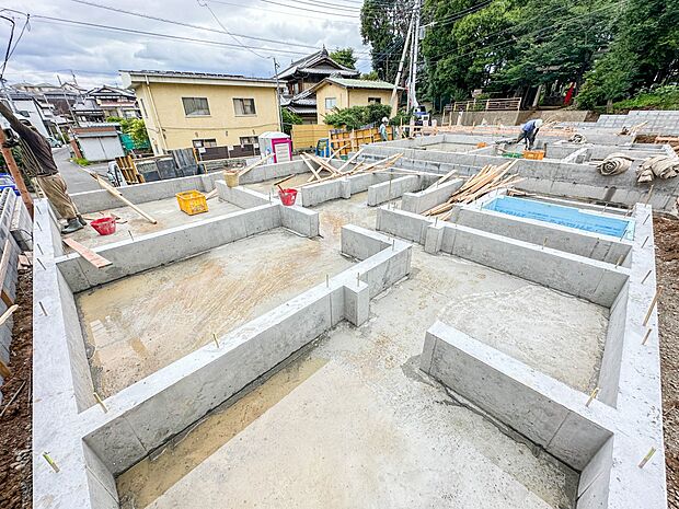 【外観】家族の温かさと陽光の暖かさ、楽しい毎日と明るい未来を予感させる「空間が織り成すひとつ先の住み心地」を演出します。
