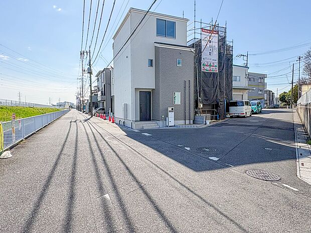 【前面道路】陽当りや通風性など各所に施された工夫で住みやすさを実現。部屋の大きさや周辺環境・街並など、資料には掲載していない情報が現地にはたくさんございます。是非ご確認下さい。