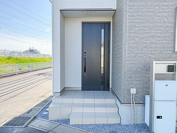 【玄関】玄関はおうちの顔と言われます。玄関アプローチは、外観デザインの印象を左右します。ご家族の個性を出しながら、素敵な玄関でお客様をお迎えしてください。