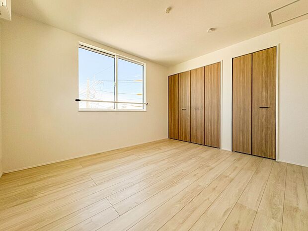 1号棟【3階寝室7帖】寝室は大きいベッドを置くことも可能です。