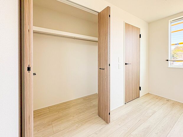 【収納】壁面クローゼットのメリットは、衣類が横一列に並ぶためひと目で洋服が選びやすいこと。衣類をたくさんお持ちの方も、限られたスペース内に無理なく収納することができます。