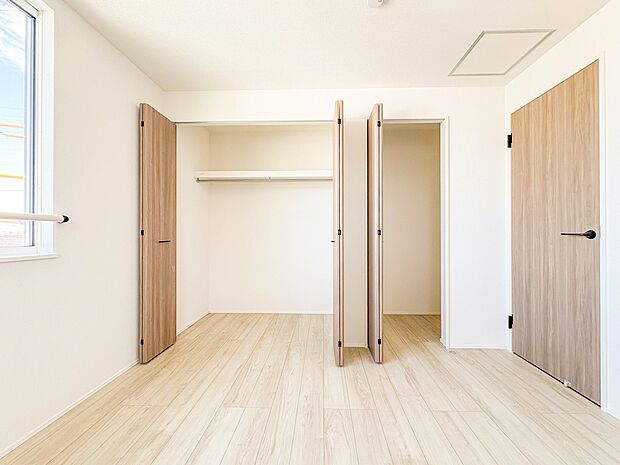 【収納】各所に配置された収納スペースは、洋服や小物はもちろんのこと、掃除機や日用予備品・お子様のおもちゃなど様々な物を収納して頂ける便利なスペースです。