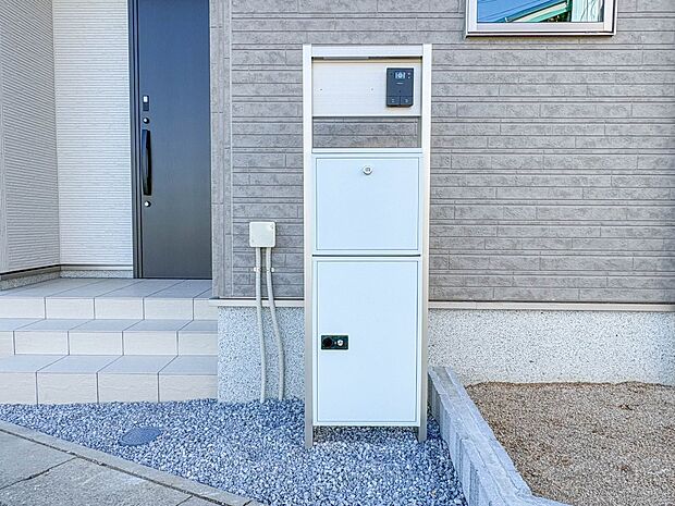 【宅配ボックス】好きな時間にいつでも荷物を受取れるため、到着時間を気にして自宅で待機したり、再配達の連絡をする手間がかかりません。共働きなど不在が多い方、ネット通販の利用が多い方に大変便利。…