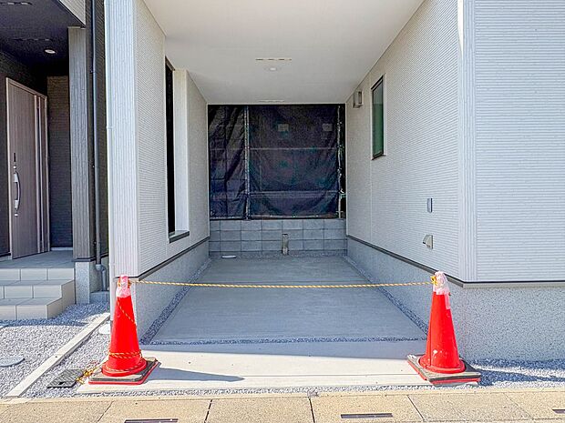 【駐車場】日々の暮らしにマイカーが必要。そんな方は物件の購入条件に駐車場は必須です。通勤に、家族のお迎えに、お買物に、おでかけに、クルマライフを楽しみたい方に。