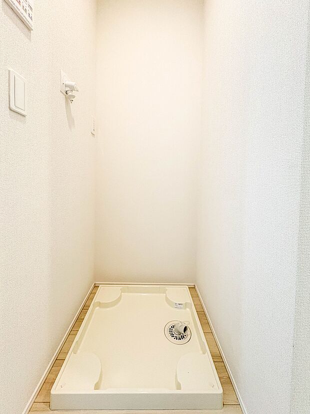 【ランドリースペース】毎日使う洗濯機。しっかりと奥行きのある置き場が確保されています。