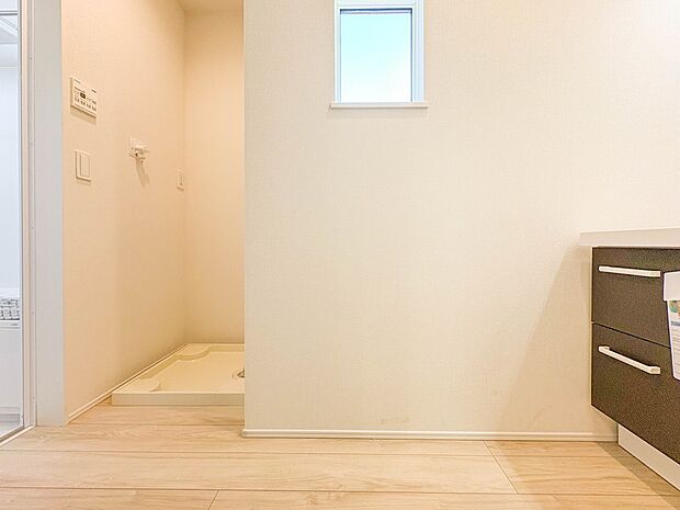 【脱衣所】洗面所は小さなプライベートスペース。歯磨き、洗顔と毎日施す個人空間。