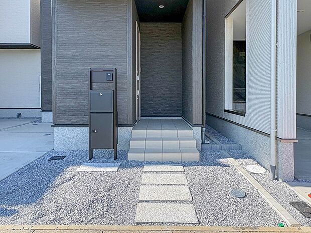 【玄関】玄関へ向かうまでのアプローチに漂う上質が期待感をもたせます。玄関は建物の顔。落着きを醸し出した自己主張が心に訴えてきます。