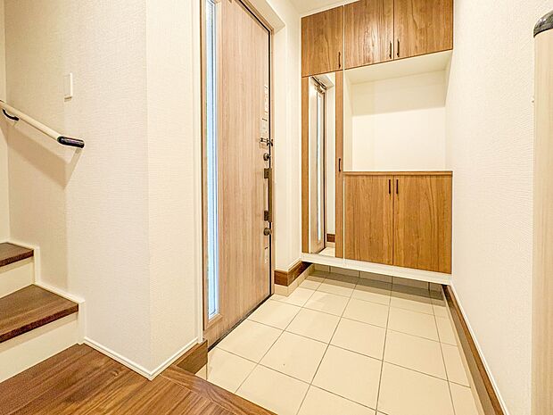 【玄関】スタイリッシュかつ品のある玄関。晴れの日も、雨の日も、風の日も、ご家族やお客さまを安心して迎えます。