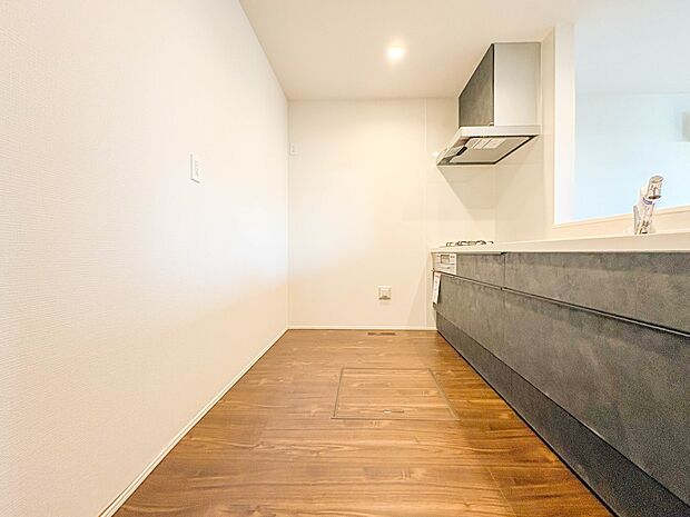 【キッチン】 三口コンロで料理の幅を拡げてくれる使いやすいシステムキッチンを採用。洗い場も大きいので野菜や食器を洗ったりする際にも捗り、奥様の強い味方となってくれるはずです。