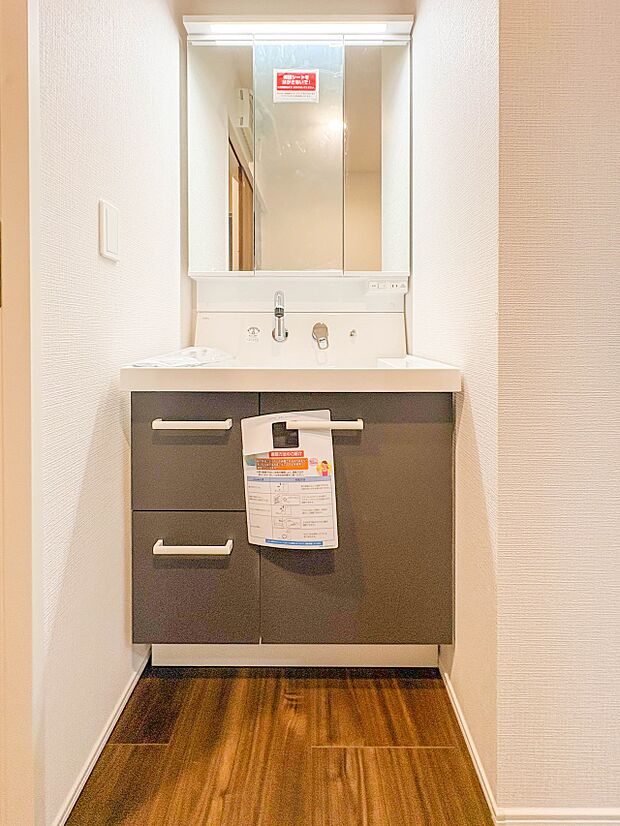 【洗面台】大きく見やすい三面鏡で清潔感ある洗面台は、身だしなみチェックや肌のお手入れに最適です。何かと物が増える場所だからこそ、スッキリと見映えの良い空間に拵えました。