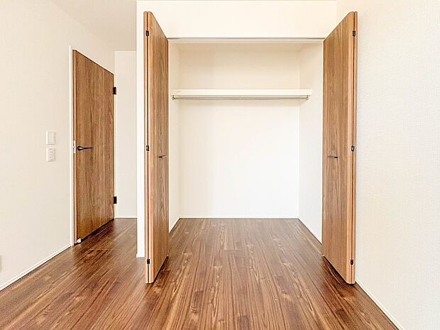 【収納】壁面クローゼットのメリットは、衣類が横一列に並ぶためひと目で洋服が選びやすいこと。衣類をたくさんお持ちの方も、限られたスペース内に無理なく収納することができます。