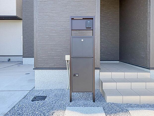 【宅配ボックス】好きな時間にいつでも荷物を受取れるため、到着時間を気にして自宅で待機したり、再配達の連絡をする手間がかかりません。共働きなど不在が多い方、ネット通販の利用が多い方に大変便利。…