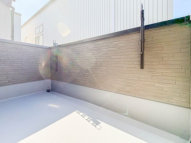 【バルコニー】澄み切った青空と、心地良い風を感じるワイドバルコニー。