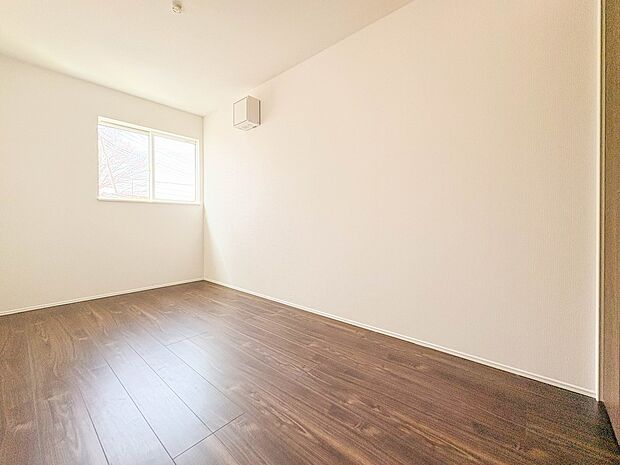 3号棟【洋室5.5帖】柔らかな陽光とフローリングの色味が調和した快適な空間。