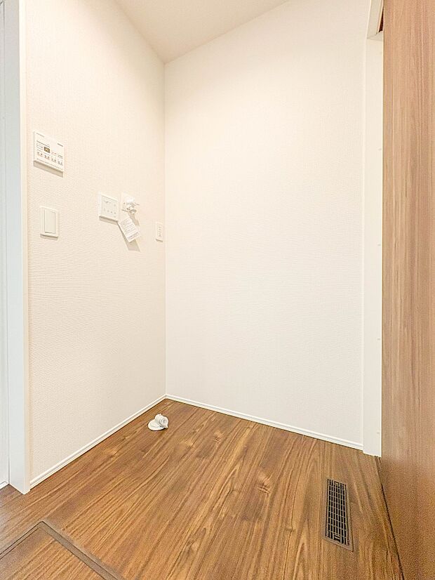 【ランドリースペース】毎日使う洗濯機。しっかりと奥行きのある置き場が確保されています。