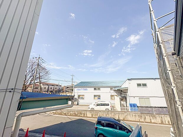 【眺望】 少し優雅に、眺望の良い部屋で新生活をしてみませんか？眺望や窓からの景色が良いと、家で過ごす時間も快適です。