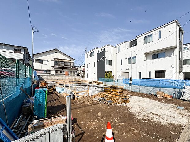 【外観】堂々たる趣ながら、主張し過ぎずどこか余裕を感じさせるシャープなフォルムで佇む邸宅は、晴天の空と照らし合わせる事で、本来あるべき完成形の姿を見せてくれます。