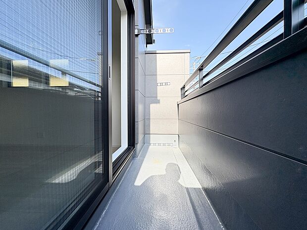 【バルコニー】澄み切った青空と、心地良い風を感じるバルコニー。