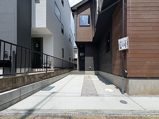 【駐車場】毎日の生活にマイカーが必須という方は、購入を検討する際、駐車場があることは大事な条件です。毎日の通勤や家族の送迎、買い物やお出かけなどクルマのある暮らしを満喫したい方は要チェック!…