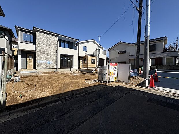 【玄関】玄関へのアプローチ。居住者の帰り、訪れる方を優しく迎える・安らぎに満ちた生活空間を予感させる。健やかな暮らしを楽しめそう。