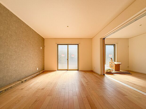 【LDK16帖】うららかな陽射しがどのお部屋にも降り注ぎますように、快適さを追求した間取設計。得難い立地環境での生活を恵みの豊かな永住の地へと変えてくれます。