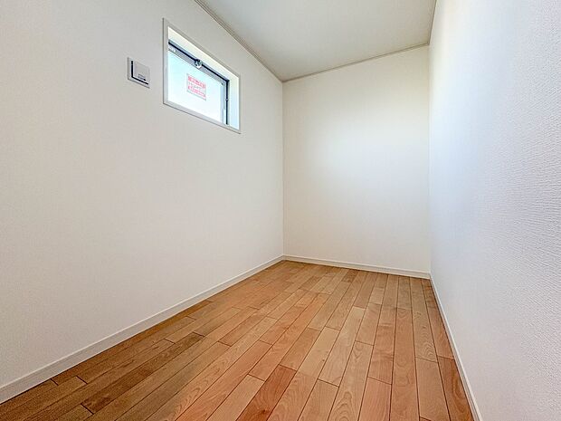 【ファミリークローゼット】 たくさんの洋服をかけてもシワになりにくいウォークインクローゼット。洋服以外にも、普段使わない家電やスーツケース、ストック品など何でも片付く嬉しい空間です。