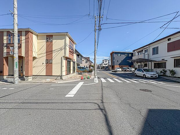 【前面道路8m公道】車の通行が少ないので、静かな住環境を維持することができます。