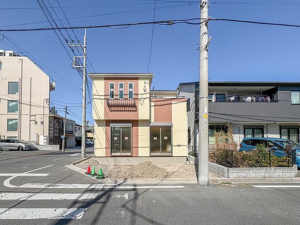 【現地】陽あたりの良さは必須条件。家族の温かさと陽光の暖かさ、楽しい毎日と明るい未来を予感させる。