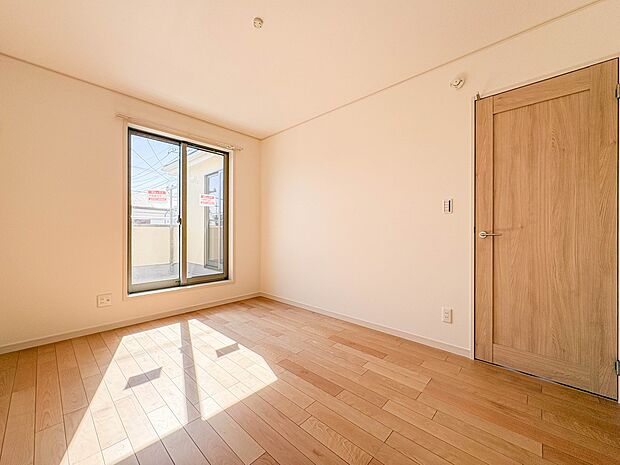 【洋室6帖】柔らかな陽光とフローリングの色味が調和した快適な空間。