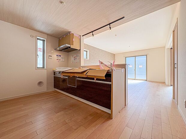 【LDK16帖】忙しい朝でも家族揃って食事をしたいゆとりあるダイニングスペース。