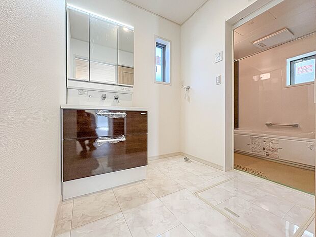 【脱衣所】洗面所は小さなプライベートスペース。歯磨き、洗顔と毎日施す個人空間。