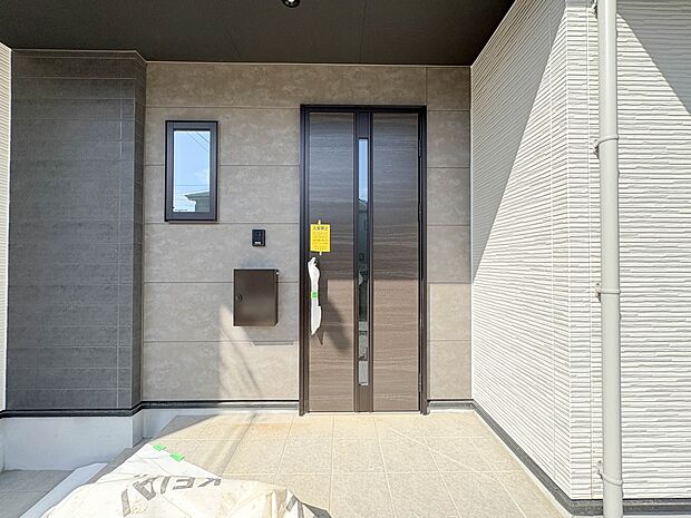 【玄関】玄関はおうちの顔と言われます。玄関アプローチは、外観デザインの印象を左右します。ご家族の個性を出しながら、素敵な玄関でお客様をお迎えしてください。