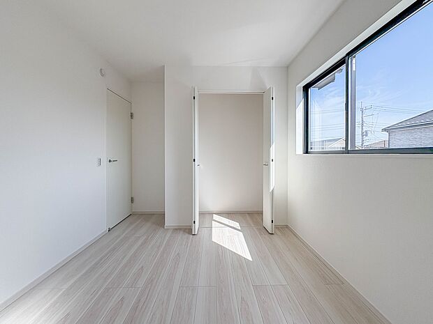 【洋室5.2帖】お子様のお部屋にぴったりなクロークを備えたフローリング仕様の洋室です。