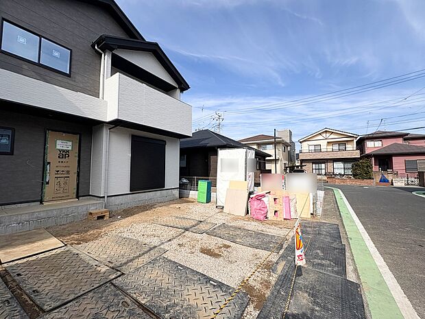 【前面道路6m】車の通行が少ないので、静かな住環境を維持することができます。