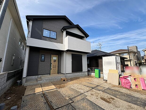 【現地外観】家族の温かさと陽光の暖かさ、楽しい毎日と明るい未来を予感させる「空間が織り成すひとつ先の住み心地」を演出します。