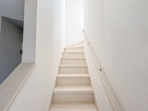 【手すり付階段】手すりがないと階段の昇り降りで危険なことはもちろん、壁に手をつきながら歩くことで壁紙が汚れやすくなります。すべての方に快適に昇り降りしていただくため、手すりを設置しました。