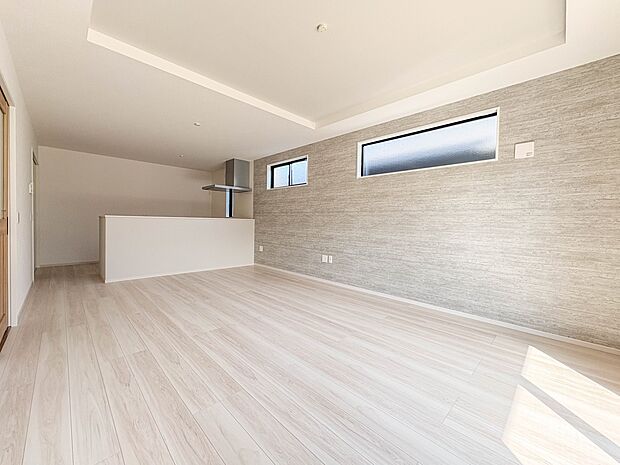 【LDK17帖】シンプルなデザインの家は風情がある。住む人のこだわりを感じる。外観も内装もいたってシンプル。居心地がよく、家事や趣味、子育てなどにも集中できる。家も人間も熟成するほどシンプル…