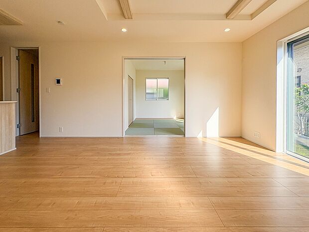 【リビング】 整然とした空間演出、快適な理想の暮らしの実現は家のみの拘りではなく、そこで暮らす方々にとって素敵な環境であることも挙げられると思います。四季折々の変化が奏でる鼓動を楽しんで下…