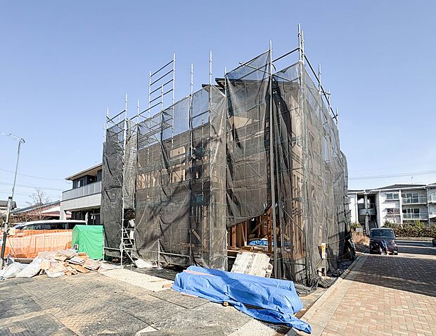 【外観】堂々たる趣ながら、主張し過ぎずどこか余裕を感じさせるシャープなフォルムで佇む邸宅は、晴天の空と照らし合わせる事で、本来あるべき完成形の姿を見せてくれます。