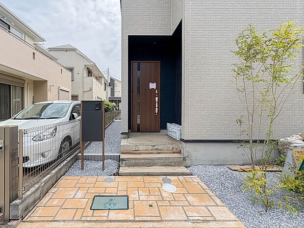【玄関】家の顔となる玄関は、高いデザイン性が求められます。高級感と断熱性、防犯性に優れた玄関ドアを標準装備。ピッキング対策のセキュリティサムターン等、防犯に考慮しました。