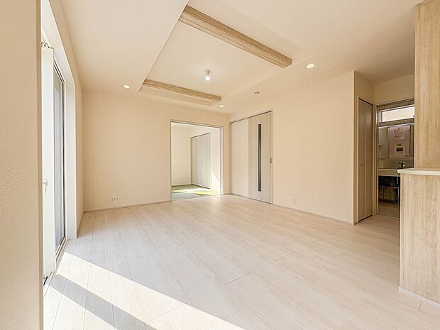 【リビング】 整然とした空間演出、快適な理想の暮らしの実現は家のみの拘りではなく、そこで暮らす方々にとって素敵な環境であることも挙げられると思います。四季折々の変化が奏でる鼓動を楽しんで下…