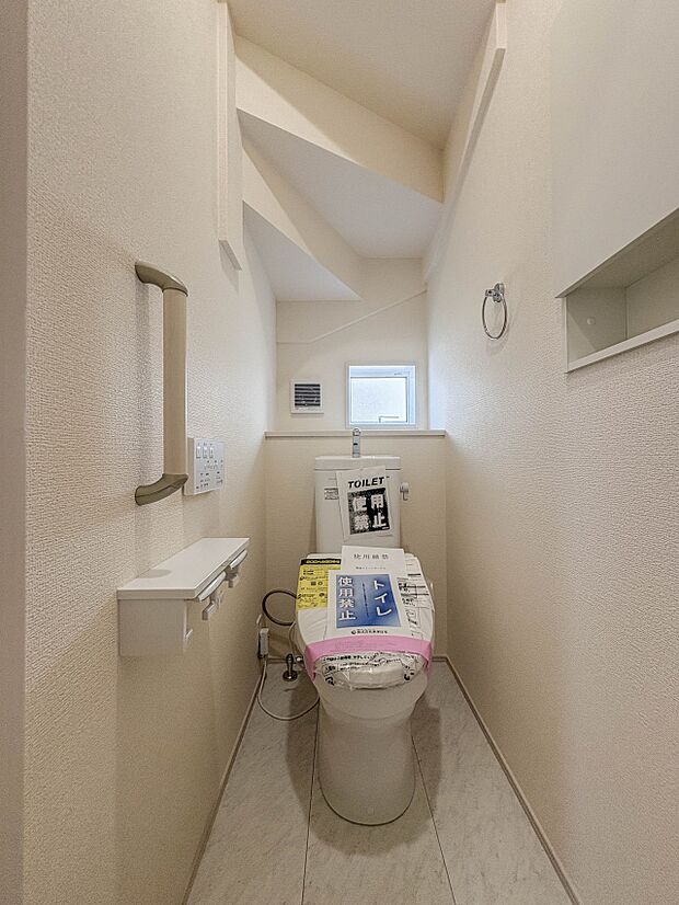 【トイレ】トイレ・ウォシュレット付。快適で衛生的な洗浄機能付温水シャワートイレです。