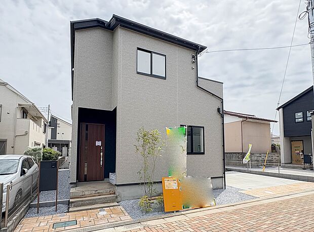 【外観】※イメージパース図 家族の温かさと陽光の暖かさ、楽しい毎日と明るい未来を予感させる「空間が織り成すひとつ先の住み心地」を演出します。