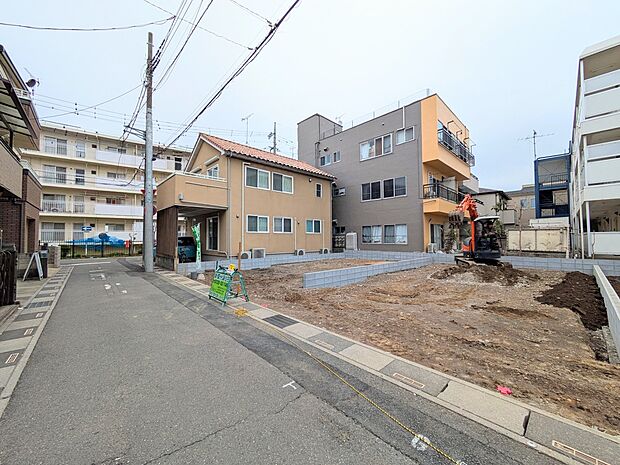 家の前は美しい通りになっていますが、クルマが比較的少なく。家のまわりで遊ぶお子さまも大丈夫です。