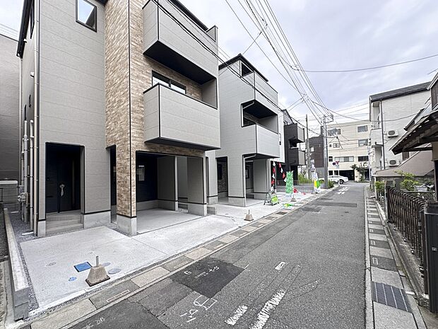 家の前は美しい通りになっていますが、クルマが比較的少なく。家のまわりで遊ぶお子さまも大丈夫です。