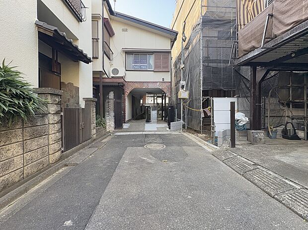 【前面道路】車の通行が少ないので、静かな住環境を維持することができます。