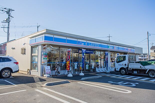 コンビニ 500m ローソン春岡(新・企業スローガンは「マチのほっとステーション」。「圧倒的な美味しさ」「人への優しさ」「地球(マチ)への優しさ」の3つの約束で社会の課題に応えていきます。)…