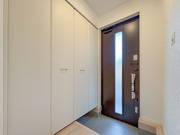 【玄関】スタイリッシュかつ品のある玄関。